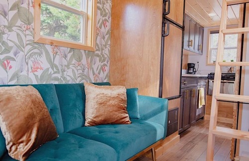 Donnelly House | The Evergreen Escape – A Stylish Tiny Haus Tucked in the Trees