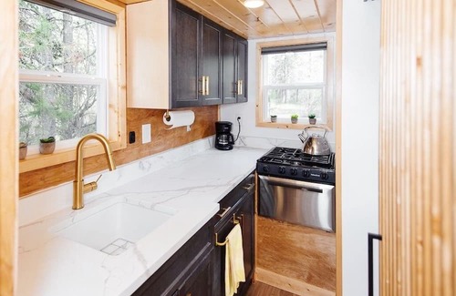 Donnelly House | The Evergreen Escape – A Stylish Tiny Haus Tucked in the Trees