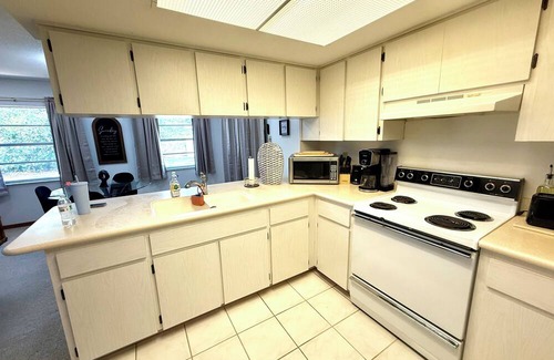 Spring Hill House | Charming 3-bedroom house with WiFi and AC in delightful Spring Hill