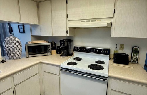 Spring Hill House | Charming 3-bedroom house with WiFi and AC in delightful Spring Hill