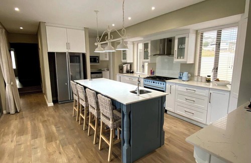 Helderberg Rural House | Beautiful house with a fantastic view of False Bay - a secure property