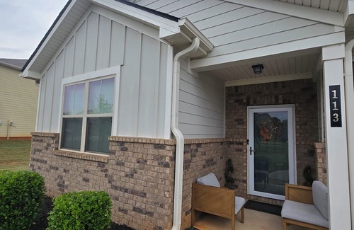 Locust Grove House | n 4-bedroom house in awesome Locust Grove with fitness room, AC, WiFi