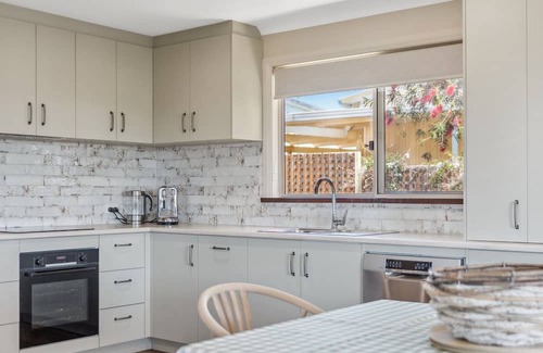 Preston Beach House | Sand Dunes Preston Beach Family Escape with wifi