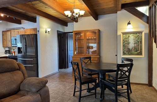 Sisters House | The Guests Nest Cabin w/Hot tub