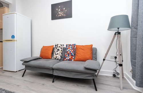 Southampton Apartment | Welcoming 2-bedroom apartment with WiFi/parking in Southampton City