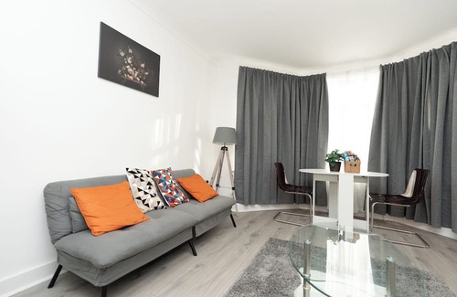 Southampton Apartment | Welcoming 2-bedroom apartment with WiFi/parking in Southampton City