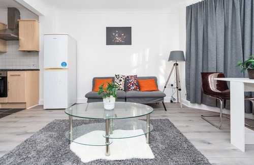 Southampton Apartment | Welcoming 2-bedroom apartment with WiFi/parking in Southampton City