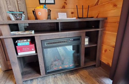 Whittier Cabin | Get an Altitude Adjustment.Hot Tub! Dog friendly. Views! Tubing, waterfalls