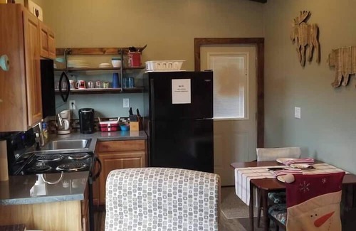 Whittier Cabin | Get an Altitude Adjustment.Hot Tub! Dog friendly. Views! Tubing, waterfalls