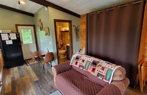 Whittier Cabin | Get an Altitude Adjustment.Hot Tub! Dog friendly. Views! Tubing, waterfalls