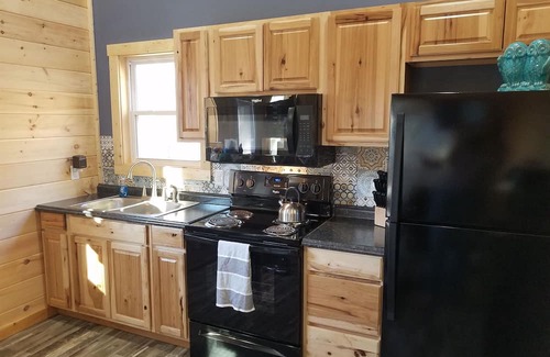 Whittier Cabin | You found the perfect vacation cabin, stop scrolling! Hot tub and Views, dogs ok