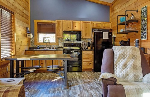 Whittier Cabin | You found the perfect vacation cabin, stop scrolling! Hot tub and Views, dogs ok