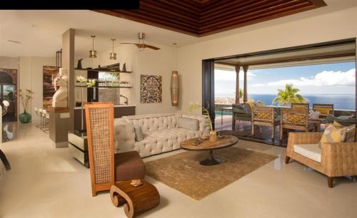 Lahaina House | Ultimate Family Escape: Private Residence with Infinity Pool Jacuzzi WiFi Outdoor Shower Gourmet Kitchen