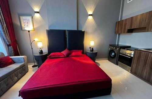 Al Satwa Apartment | 76 pink building