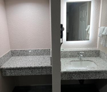 Greenacres Hotel | Lone Oak Studio Suites