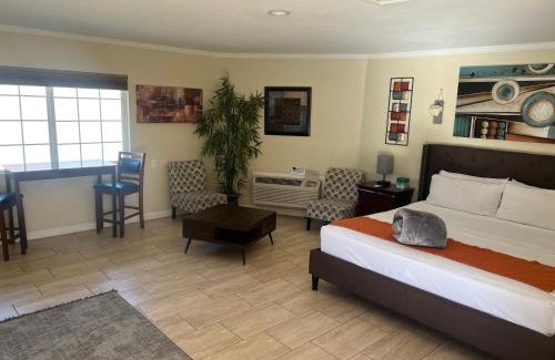 Warm Sands Hotel | EDR Hotel - Weekday Oasis & Weekend Party Destination