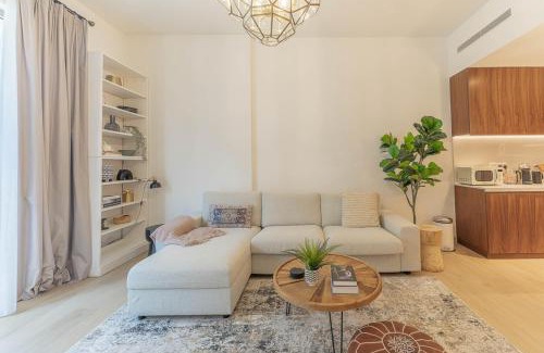 Dubai Apartment | Seaside Retreat: 1 Bedroom Gem in Port de la Mer