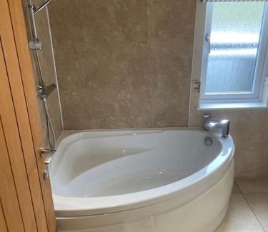 Holton Le Clay House | Luxury Lakeside Lodge 4