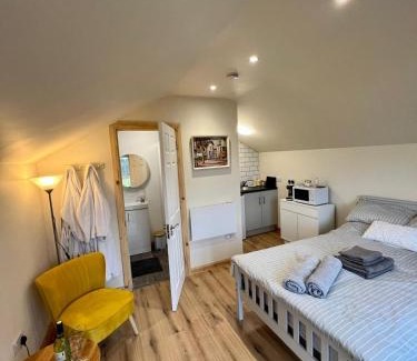 Omagh Other | Speir dorcha cabin