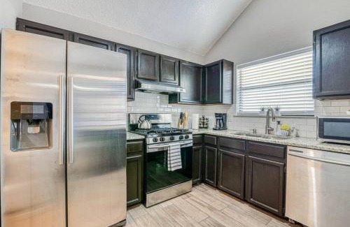 El Paso House | King Size bed/3 bedroom HOUSE /Huge backyard