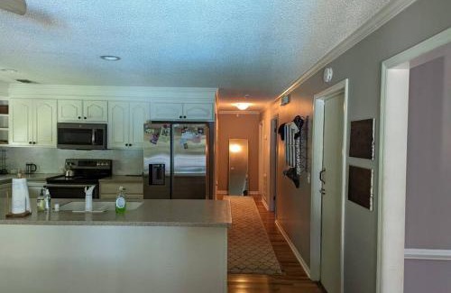 Taylors House | Cheerful 2 Bedroom House With Pool And Large Deck