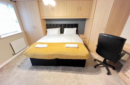 Sittingbourne Apartment | 4 Bed Town house with 7 beds and sleeps 8