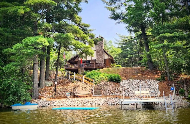 New on VRBO! Peaceful "Guest favorite" lakeside cabin. Fun for the whole family!