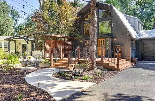 New - Walk to Downtown from "The Local Pine"