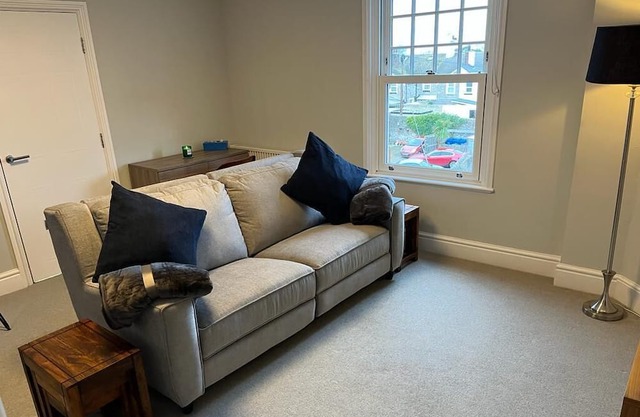 Modern one bedroom apartment, 10 minute walk from the beach