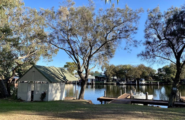 Absolute River Front - 2 b/room, fully equipped, pool, jetty, close boat ramp