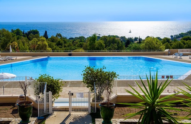 Apartment "Vue Île d'Or" with Sea View & Shared Pool