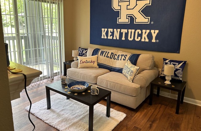 Spacious 2 bedroom home, close to UK/Keeneland/Fayette Mall/Summit at Fritz Farm