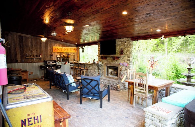 Cedar Cabin with spa Near Center Hill