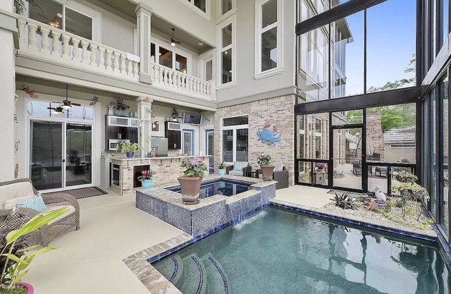 Entire House w/ indoor/outdoor pool and hot tub- Diamondhead, MS