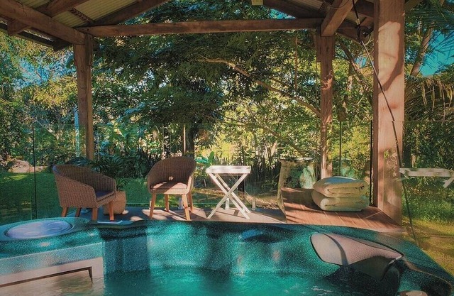 RAINFOREST RETREAT, STONE COTTAGE w SPA - WHITSUNDAYS