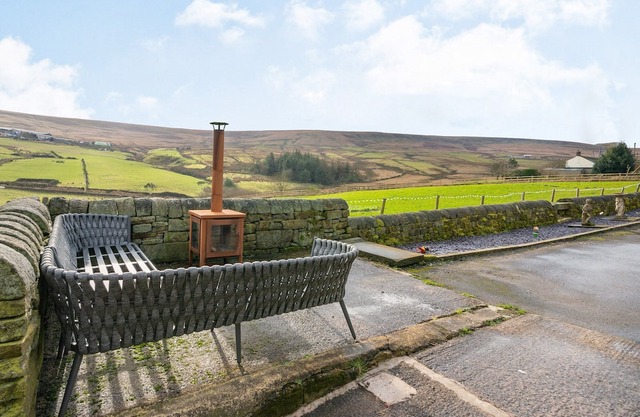 2 bedroom accommodation in Rishworth