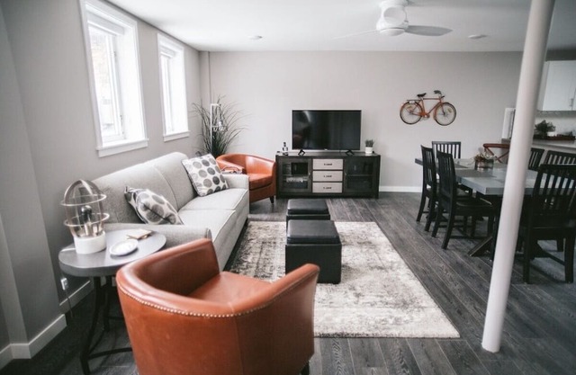 Spacious Downtown Suite Close to Beach-Silver suite #1