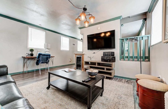 Indie Escape-2 in 1- stone’s throw to the Plaza