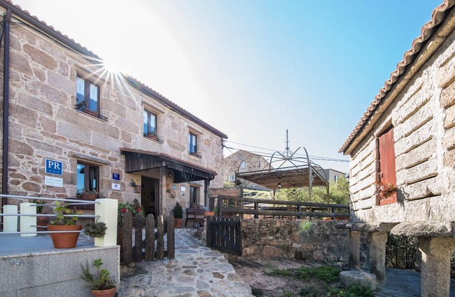 Country house with terraces and sea views only 50 meters from the beach.