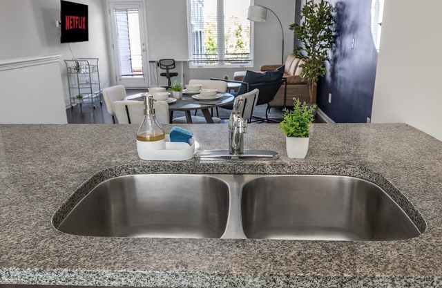 Upscale 3BR TownhouseMins to Downtown