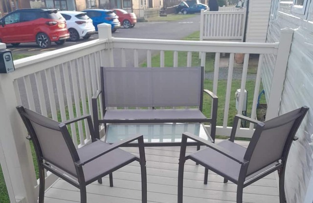 3 Bed-sleeps 6-pets-parking-5 Min to Beach