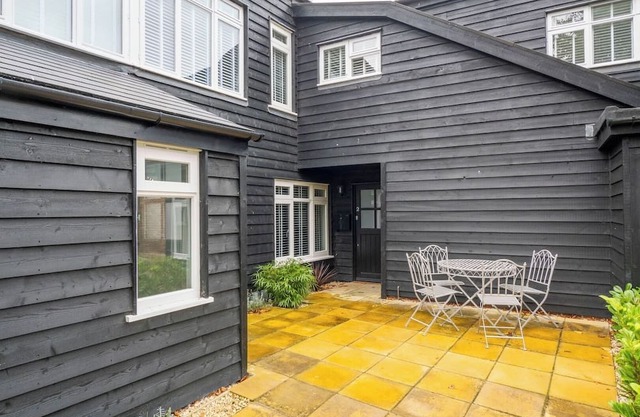 DB: 2 King Charles Court