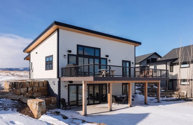 Angler's Landing - Lakehouse Retreat with Stunning Panoramic Views