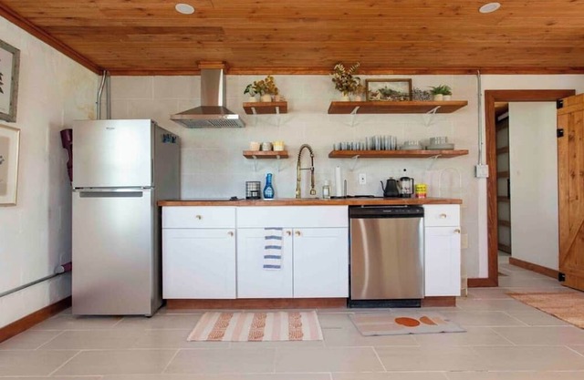 Quaint Cottage Downtown Buckner