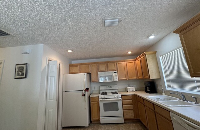 Charming 2-Bedroom Retreat with Pool in The Villages