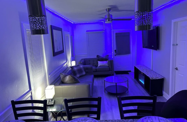 3-bedroom cottage in beautiful Jacksonville Florida with WiFi, AC, and heating.