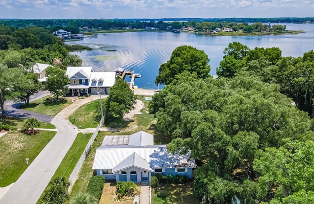 Charming 2-bedroom lakefront house in Summerfield with WiFi and AC