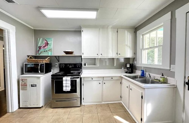 The Redbird - Charming 3-bedroom bungalow with All the Basics in Douglas