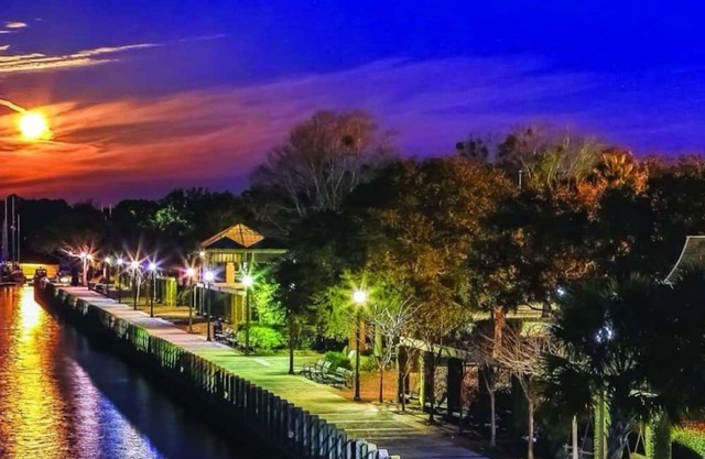 Tiny House nestled on private farm. Just 1 mile off of I-95!