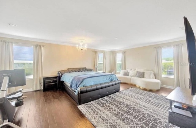 Spacious 6 bedroom house with pool and grotto, movie theater room, AC and Wifi.